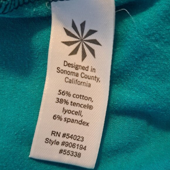 Athleta Green Animal Print Graphic Scoop Neck Top Size Small - Picture 6 of 6